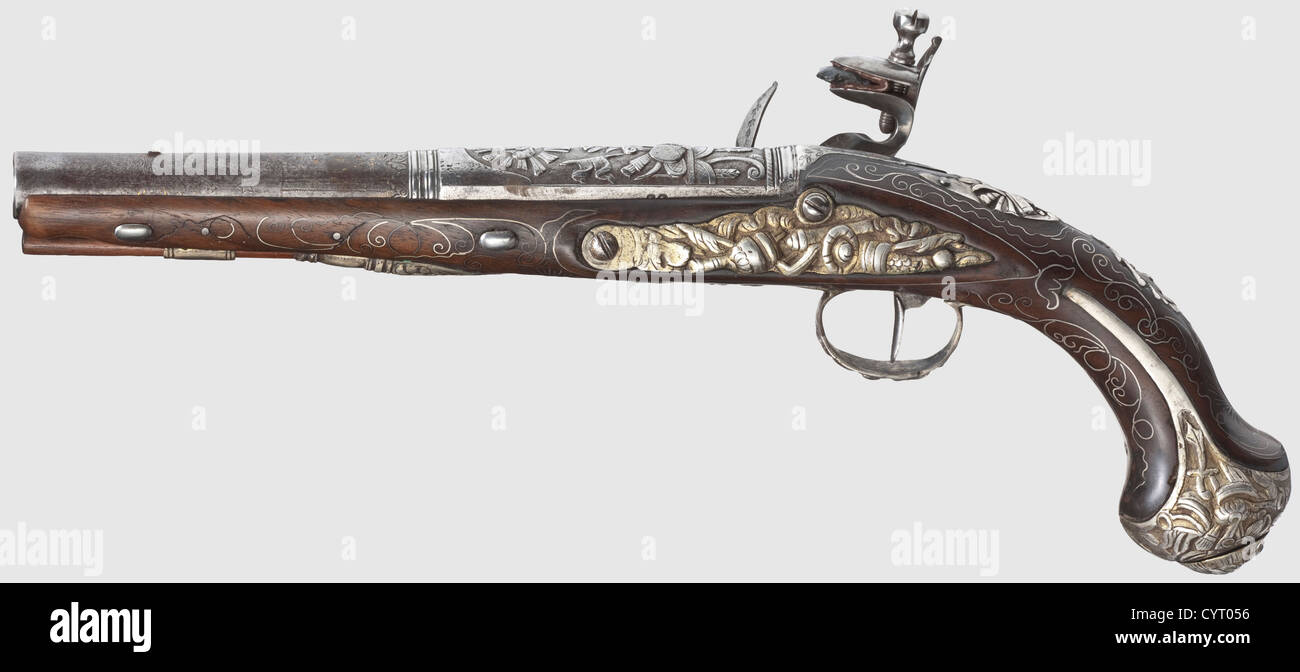 Ein Paar silberne Feuerstockpistolen, französisch, um 1810 für den orientalischen Markt.achteckige Fässer mit runden und glatten Bohrungen im Kaliber 16 mm nach dem Schnitt Baluster.an der Hose Dekoration mit Trophäen im Relief geschnitten.Floral gravierte Feuerstocken mit regenfesten Pfannen und Walzenfrizzens, beide Schlossplatten mit der Bezeichnung "Paris".glatte Walnussstöcke mit reichen Silbereinlagen Und silberne Möbel in aufwendigen Relief.Trigger Guard mit alten Reparaturen.ersetzt Holzrammrods.Länge 40 cm je,historisch,historisch,19. Jahrhundert,Zivil-Handfeuerwaffen,Zivil-Handfeuerwaffen,zusätzliche-Rechte-Clearences-nicht verfügbar Stockfoto