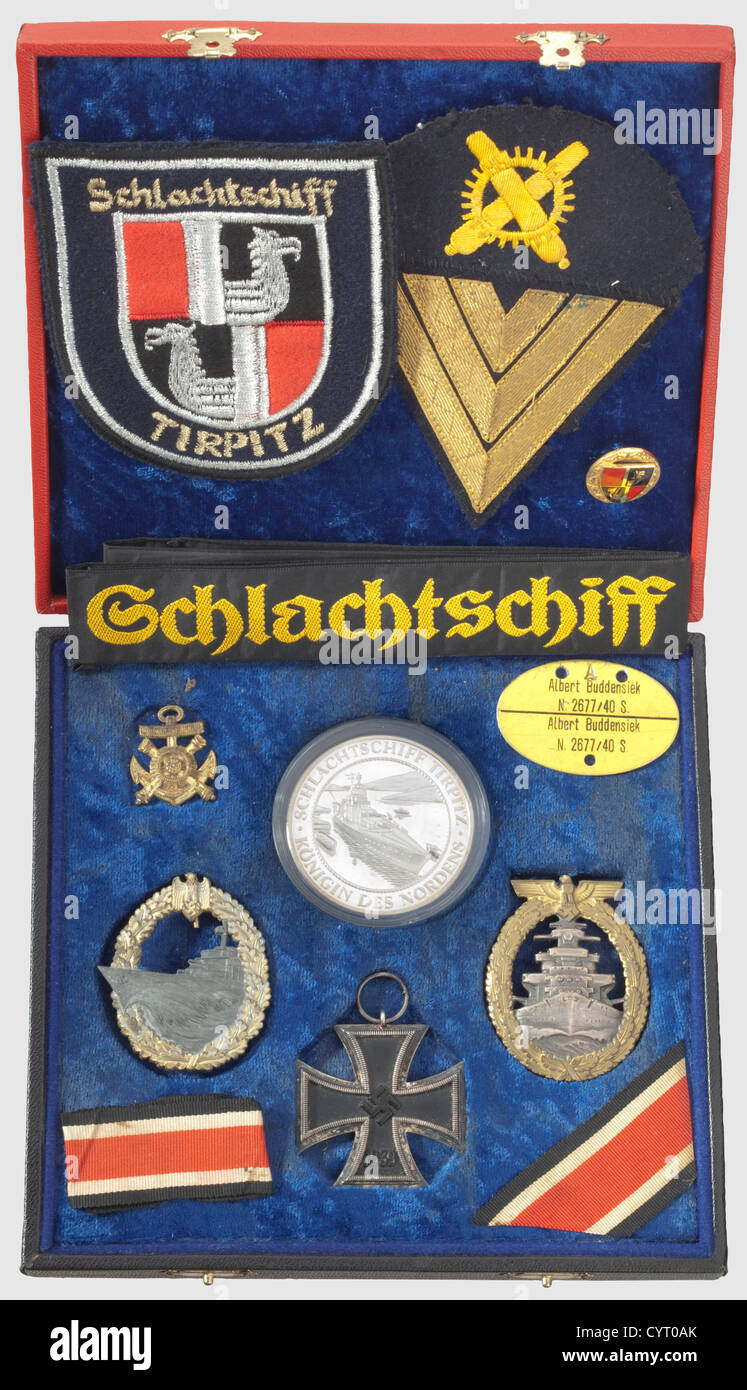 Schlachtschiff Tirpitz, Bestellungen, Urkunden und Fotoalben umfassendes Vermächtnis aus dem Besitz eines Besatzungsmitgliedes der TIRPITZ, Maschinen-Obergeführer (Ingenieur PFC)(Artillerie)Albert Buddensiek. Einschließlich der Aufträge: Fleet war Abzeichen in NE-Metall mit Hersteller-ID 'FEC. Adolf Bock Ausf. Schwerin Berlin',inkl. Prämienzertifikat ausgestellt am 11. Sept. 1943 mit der Originalunterschrift von Admiral Kummetz historisch,1930er,20th century,Marine,Marine,Militär,Militaria,Dienststelle,Dienststellen,Streitkräfte,Wehrdienst,obj,Additional-Rights-Clearences-nicht vorhanden Stockfoto