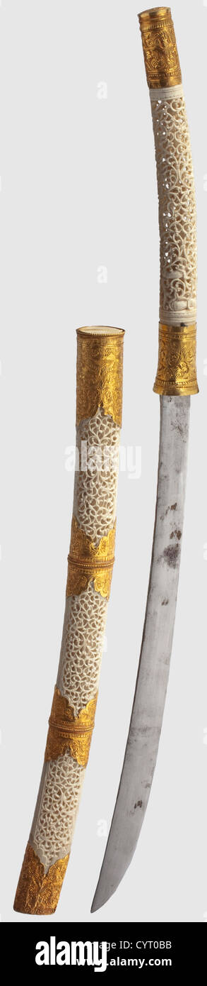 Eine vergoldete zeremonielle birmanische DHA,2. Hälfte des 19. Jahrhunderts schmal,leicht gekrümmt einkantig Klinge.Griff und Scheide sind aus geschnitztem durchbrochenem Elfenbein.Figuren von Göttern und Dämonen sind in Relief und Halblelief unter einer filigranen Einstellung von Blattreben geschnitzt.Gelbes Gold Montage geprägt und mit dekorativen Reben gestanzt.der Zug auf Der Schape fehlt.Länge 88 cm.EINE Präsentationswaffe von ungewöhnlich schöner, hochwertiger Handwerkskunst.nach Angaben des Versandes war es eine staatliche Präsentation an Kronprinz Franz Ferdinand d'Este während seiner 1,Zusatzrechte-Clearences-nicht verfügbar Stockfoto