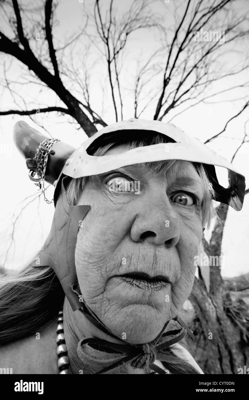 Verrückte alte Frau mit einem Wikinger-Helm Stockfoto