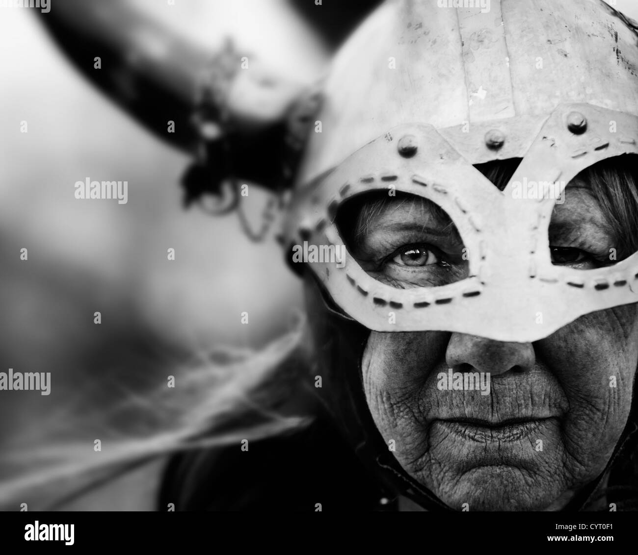 Closeup Portrait von Viking Frau im Helm mit Hörnern Stockfoto