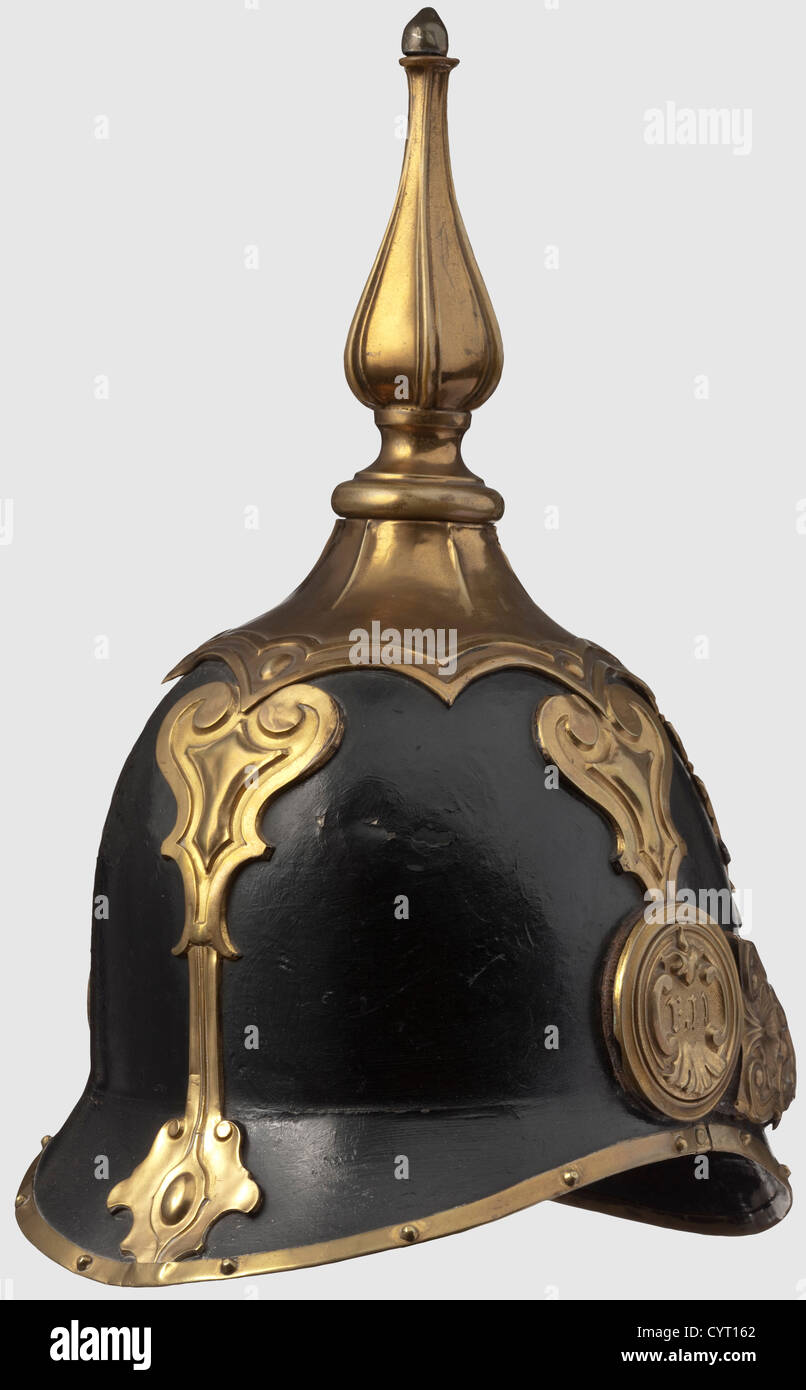 Ein Imperial und Royal Trabanten Rettungsschutz Helm, nach den Vorschriften von 1904 Schädel aus Blech verzinnt, schwarz lackiert. Vergoldete Armaturen, Innenfutter aus Leder. Fein gejagte Kinnschuppen, die seitlichen Rosetten mit Initialen 'FJI'. Hohe, balusterförmige Spitze. Höhe 32 cm. Eine extrem seltene Kopfbedeckung für diese Wacheinheit des Kaisers von Österreich und König von Ungarn,historisch,1900er,20. Jahrhundert,Imperial,Österreich,Österreichisch,Donaumonarchie,Reich,Objekt,Objekte,Stills,Clipping,Clippings,ausgeschnitten,ausgeschnitten,Ausschnitte,Ausschnitte,Helm,Helme,Kopf,Zusatzrechte-Clearences-nicht verfügbar Stockfoto