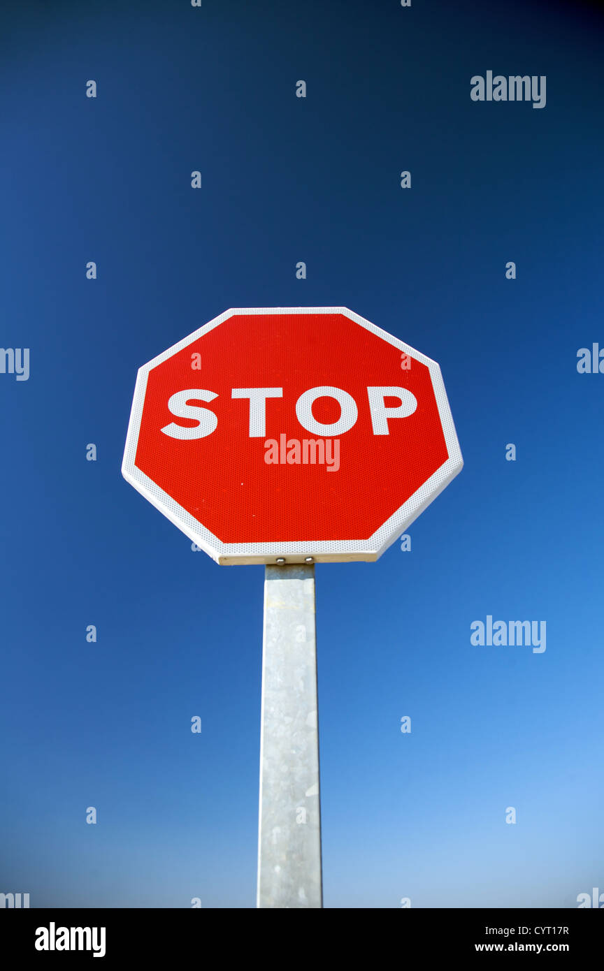 Stoppschild Verkehr neben Straße in Valladolid Spanien Stockfoto