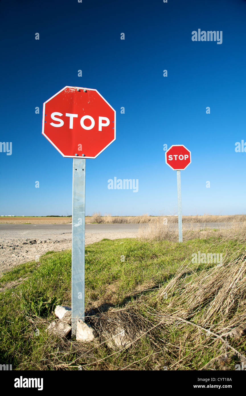 Stoppschild Verkehr neben Straße in Valladolid Spanien Stockfoto