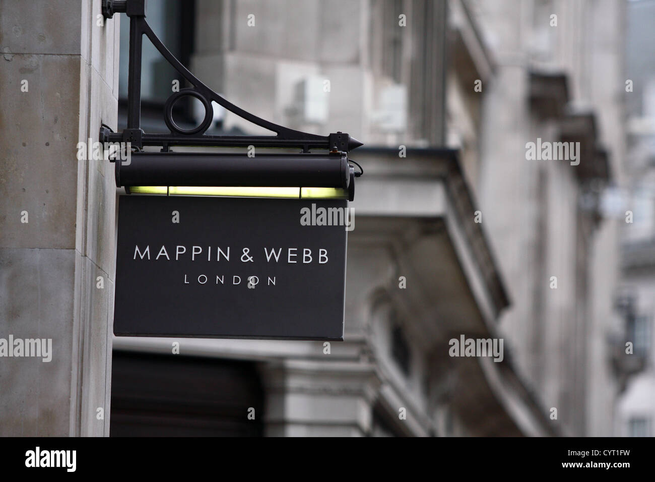 Eine hängende Zeichen für den Mappin & Webb-Store in der Regent Street London Stockfoto