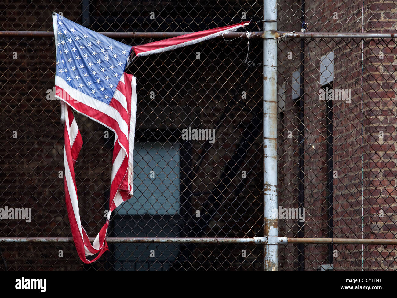 Ein Torned amerikanische Flagge Stockfoto