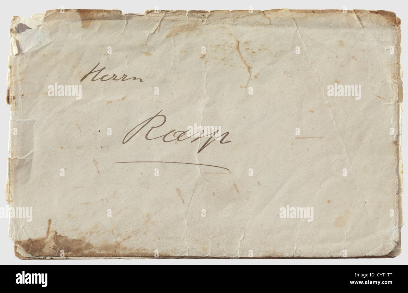 Adolf Hitler, eine Weihnachtskarte an Bauer Rasp, 1934 Karte im Landschaftsformat mit einem Nationaladler in erhabenen Gold über Adolf Hitler sowie Hitlers handgeschriebenen Linien in Tinte "Beste Glückwünsche zum Weihnachtsfest! Adolf Hitler' mit Datum '24/XII 1934'.enthalten ist ein stark beschädigter Umschlag mit eingestanzter Adresse 'Herrn Rasp'.enthalten ist ein Sammlungsfoto, das Adolf Hitler beim Gruß des Bauern Rasp zeigt.Rasp war einer der Bauern und Grundbesitzer von Obersalzberg, mit denen Hitler bis zu seinem massiven Landaufkauf durch Martin Borma sehr freundliche Beziehungen pflegte,Zusatzrechte-Clearences-nicht verfügbar Stockfoto