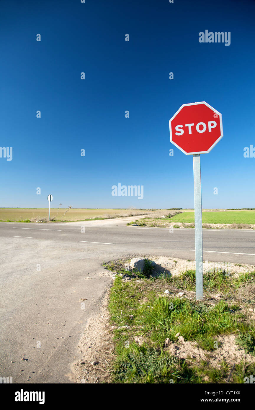 Stoppschild Verkehr neben Straße in Valladolid Spanien Stockfoto