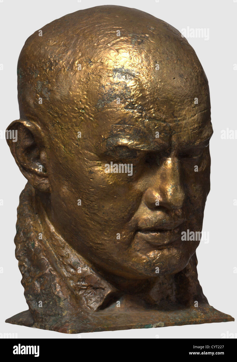 Dietrich Eckart (221 - 1923), eine Porträtbüste von Ferdinand Liebermann Bronze mit teilweise erhaltener Goldbronze, archäologische Fundstücke. Die Basis signierte "Ferdinand Liebermann". Höhe ca. 33,5 cm. Die jetzige Büste ist angeblich ein Werk, das eigens für Hitler angefertigt wurde, um im großen Saal des Berghofs ausgestellt zu werden, sie wurde Ende der 1990er Jahre etwas oberhalb des Berghofs gefunden. Es heißt, Frieda Ewert, eine dort arbeitende Frau, habe die Pleite nach der Bombardierung des Obersalzbergs wiedergefunden und mitgenommen, bis sie beim Überqueren eines Bombenkraters an Kraft verlor. Stockfoto