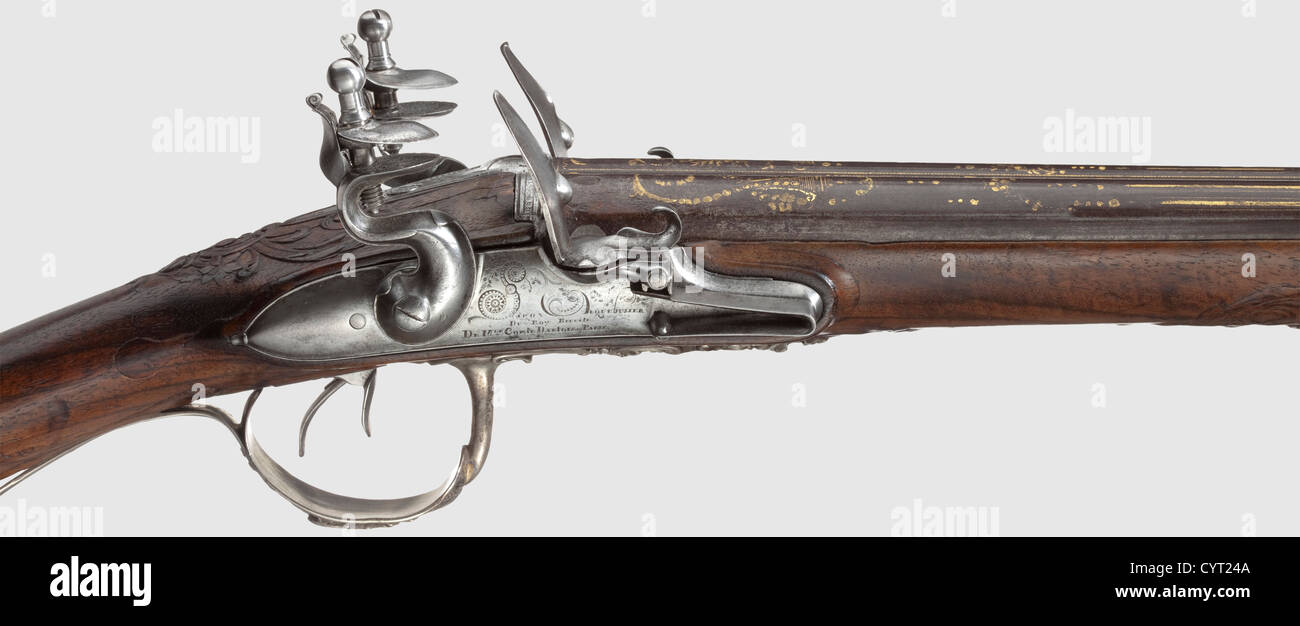 Eine doppelschalige, silberne Flintlock-Schrotflinte, Carles Simon, Paris, um 1770. Seite-an-Seite-Fässer, glatte Bohrungen in cal.14 mm mit Patentbrecher Block und Silber Vorderansicht. Floral Gold Inlay über Mündung und Hinterlauf, goldene Signatur 'SIMON PARIS RUE MAZARINE' auf der mittleren Rippe. Leicht geschnittene Flintlocks mit Platin-gefüllten Touch-Löcher und Frizzenpfannen, Schloss Platten unterzeichnet Roy du Brequier De Mgr Comte D Artois A Paris'(linkes Schloss teilweise nachgeschnitten).am Vorderende floral geschnitzte Nussbaum Halbstock mit Rocaille Ornamenten und gestempeltem Silber Fu,Additional-Rights-Clearences-not available Stockfoto