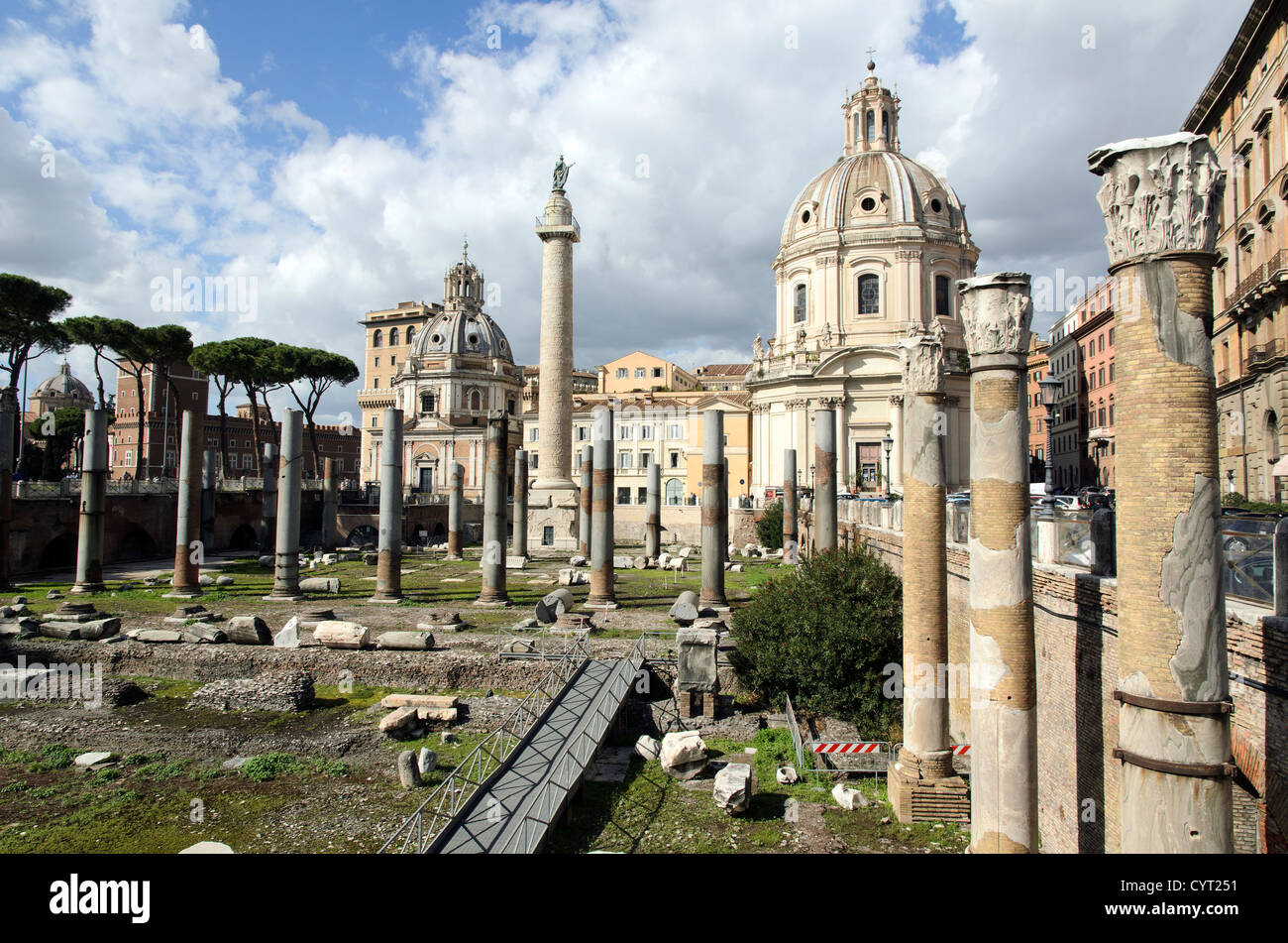 Trajan-Spalte und die Kirche des heiligsten namens Mariens auf dem Trajan-Forum - Rom, Italien Stockfoto