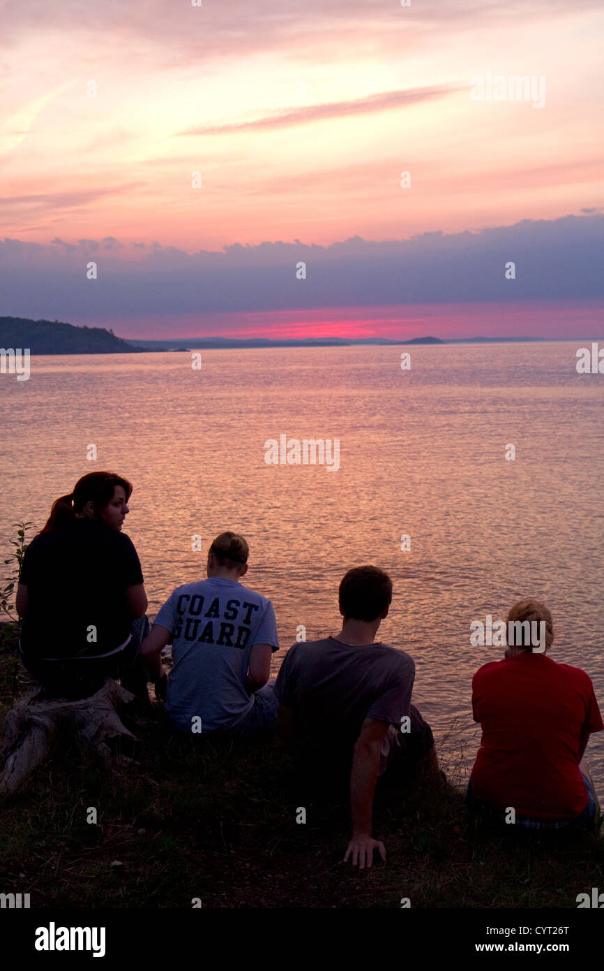 Menschen Sonnenuntergang den am Lake Superior in Marquette, Michigan, USA. Stockfoto