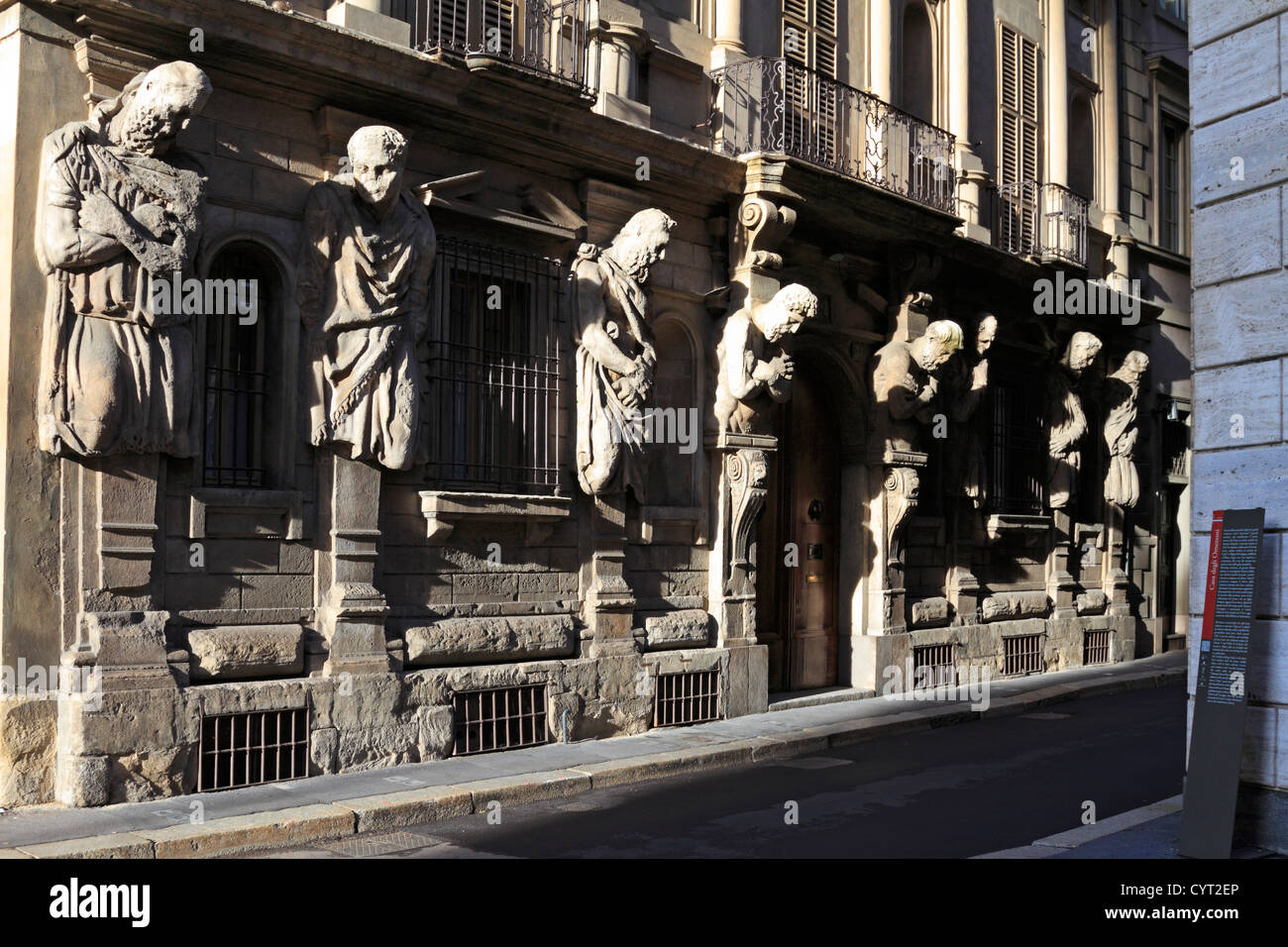 Die acht Atlantes an der Fassade der Casa Degli Omenoni in Mailand, Italien, Europa. Stockfoto