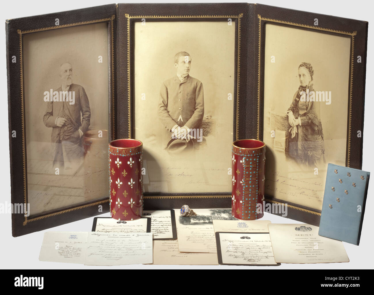 König Ludwig II. Von Bayern(1845 - 1886),EIN Präsentationsring mit Diamanten für den Duc de Montpensier in 1874 Gold,Lapislazuli und 22 Diamantrosen.die große Edition für Männer.das innere Medaillon mit dem Wappen der Herzöge von Montpensier und dem Datum '26 aout 1874'.13.06 G.A. präsent Von König Ludwig II. Bis Antoine d'Orleans,Duc de Montpensier(1824 - 1890)Anlässlich seiner zweiten Reise nach Paris vom 21. - 28. August 1874.der Herzog war der fünfte Sohn von Louis Philippe und heiratete die spanische Infantin Maria Luisa Ferdinanda(1832 - 1897),Zusatzrechte-Clearences-nicht verfügbar Stockfoto