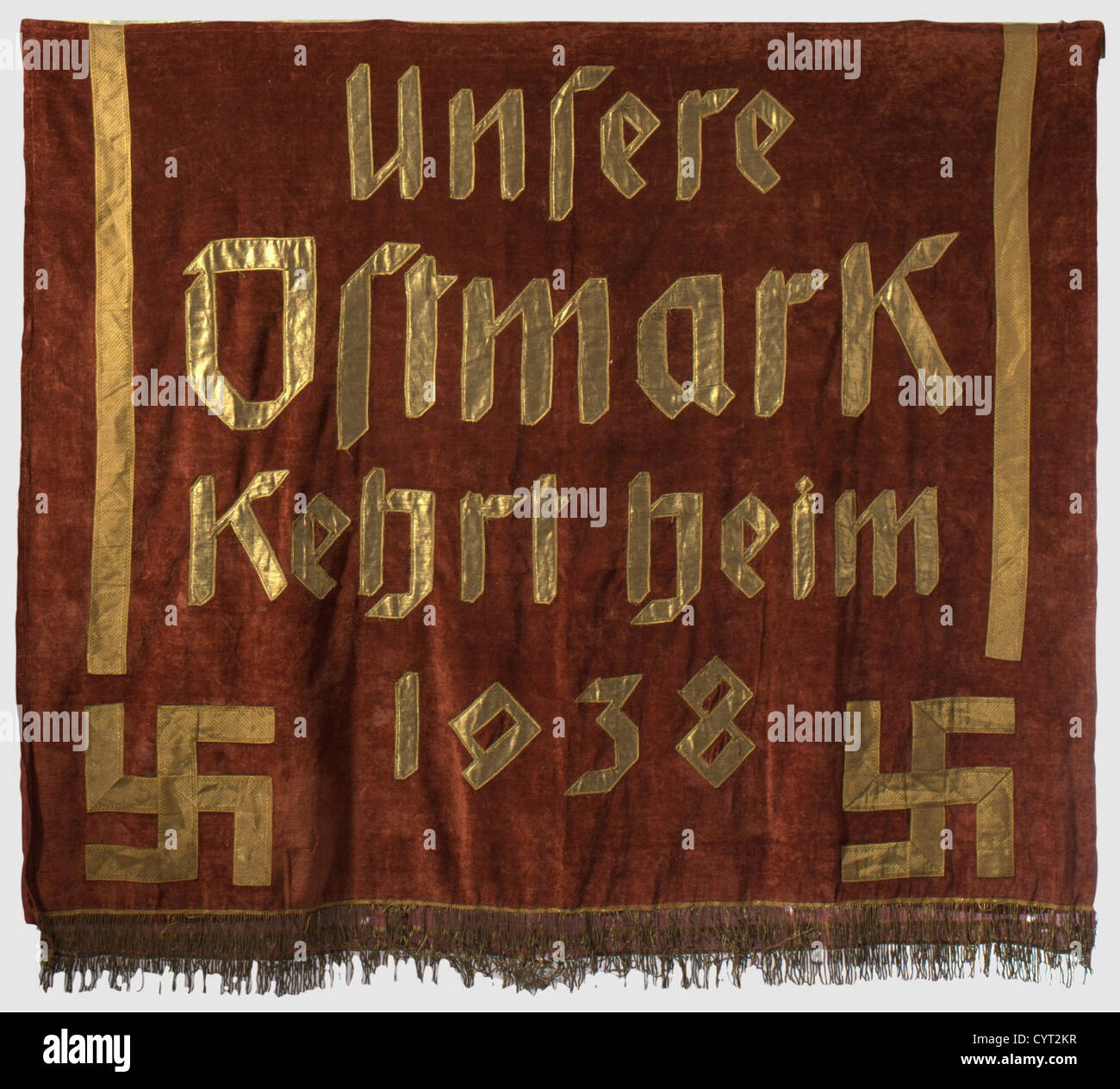 Annexion Österreichs 13. März 1938,ein Wandteppich für einen Festsaal großer Wandteppich aus schwerem braunem Samtstoff, mit auftragender Inschrift aus goldener Spitze mit der Aufschrift "Our Eastern Province Returns Home 1938". Ein Hakenkreuz auf beiden Seiten, ebenfalls aus goldener Spitze. 130 x 145 cm, historisch, historisch, 1930er, 20. Jahrhundert, NS, Nationalsozialismus, Nationalsozialismus, Drittes Reich, Deutsches Reich, Deutschland, Deutscher, Nationalsozialist, Nazi, Nazi-Zeit, Faschismus, Abzeichen, Symbole, Symbol, Embleme, Flagge, Fahnen, Banner, Objekt, Objekte, Stills, Ausschneiden, Ausschneiden, Cut-o, zusätzliche-Rights-Clearences-nicht verfügbar Stockfoto