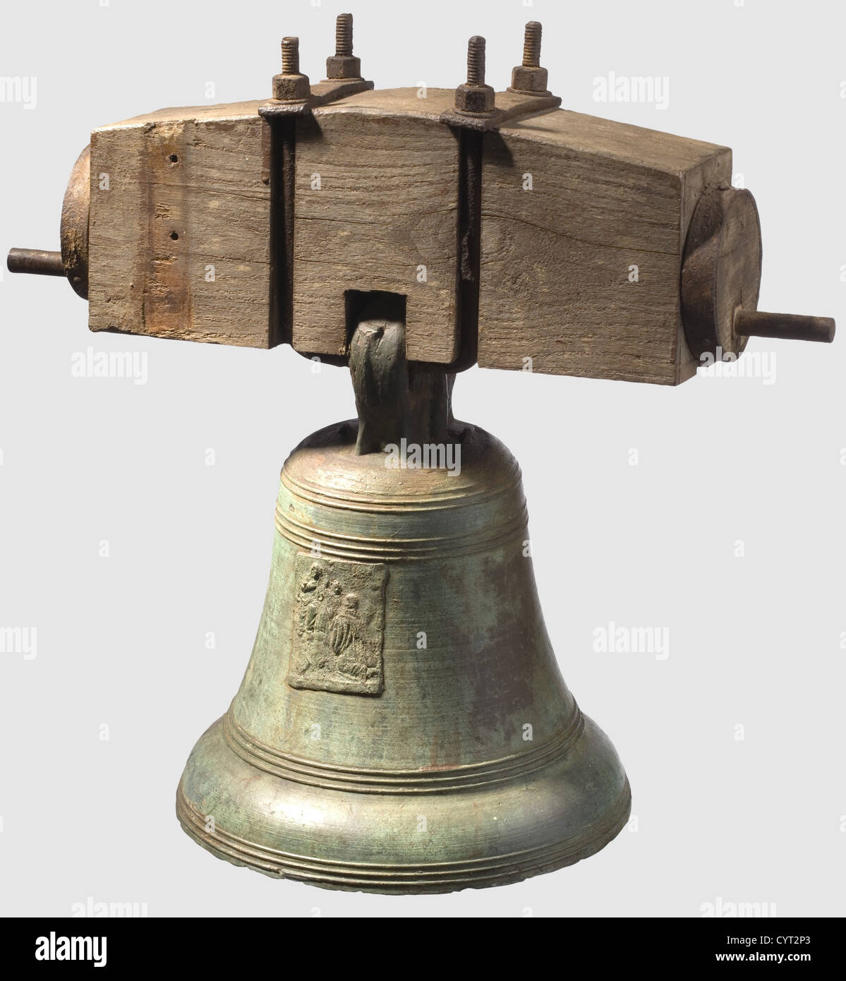 Eine deutsche Bronzeglocke, datiert 1668, mit dem Datum '1668' und einer Plakette auf einer Seite mit einem Bild von Maria. Eisenklapper. Crown hat zwei Löcher, eine verschraubte Holzjoch und Eisen-Aufhängung. Glocke Höhe 36 cm. Gesamthöhe 52 cm, historisch, historisch, 17. Jahrhundert, Kunsthandwerk, Handwerk, Objekt, Objekte, Stills, Ausschneiden, Ausschneiden, Ausschneiden, Ausschneiden, Zusatz-Rechte-Clearences-nicht verfügbar Stockfoto