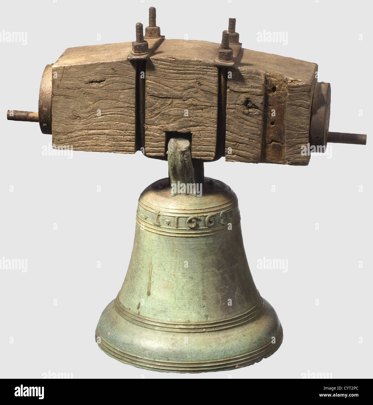Eine deutsche Bronzeglocke, datiert 1668, mit dem Datum '1668' und einer Plakette auf einer Seite mit einem Bild von Maria. Eisenklapper. Crown hat zwei Löcher, eine verschraubte Holzjoch und Eisen-Aufhängung. Glocke Höhe 36 cm. Gesamthöhe 52 cm, historisch, historisch, 17. Jahrhundert, Kunsthandwerk, Handwerk, Objekt, Objekte, Stills, Ausschneiden, Ausschneiden, Ausschneiden, Ausschneiden, Zusatz-Rechte-Clearences-nicht verfügbar Stockfoto