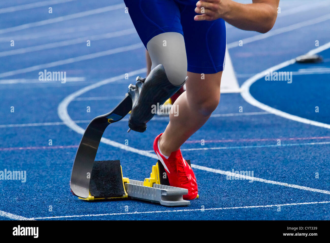 Sportler mit Behinderung beginnt das Rennen Stockfoto