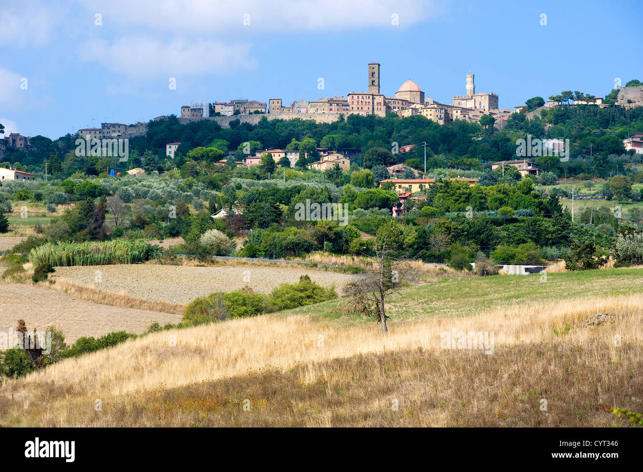 Die Stadt Volterra in der Landschaft der Toskana in Italien. Stockfoto