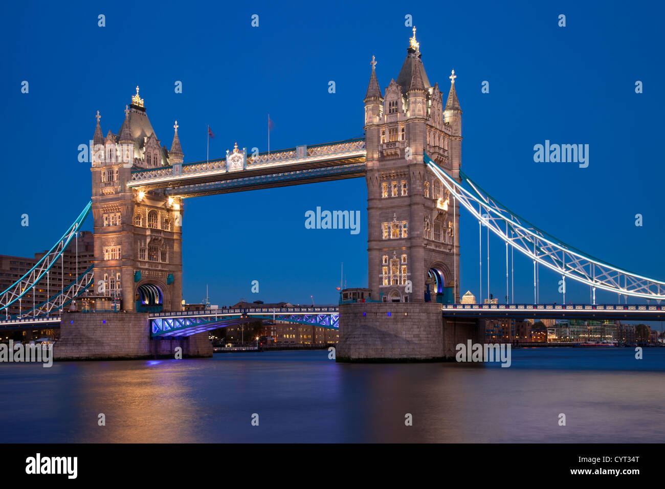 Dämmerung über die Tower Bridge und der Themse, London, England, UK Stockfoto