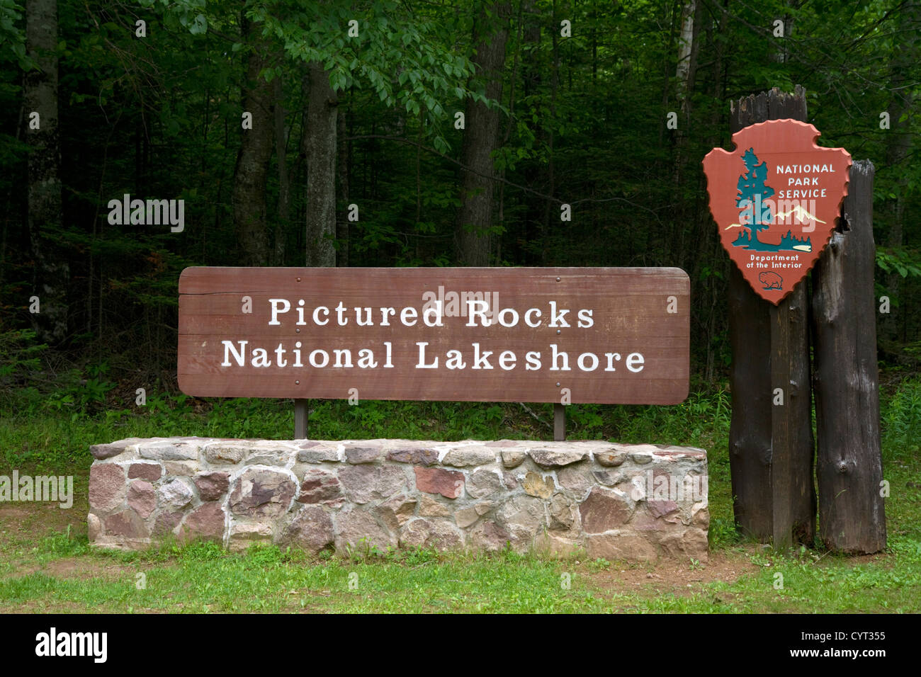 Abgebildete Felsen-Staatsangehöriger Lakeshore Parkeingang befindet sich am Ufer des Lake Superior in der oberen Halbinsel von Michigan, USA. Stockfoto