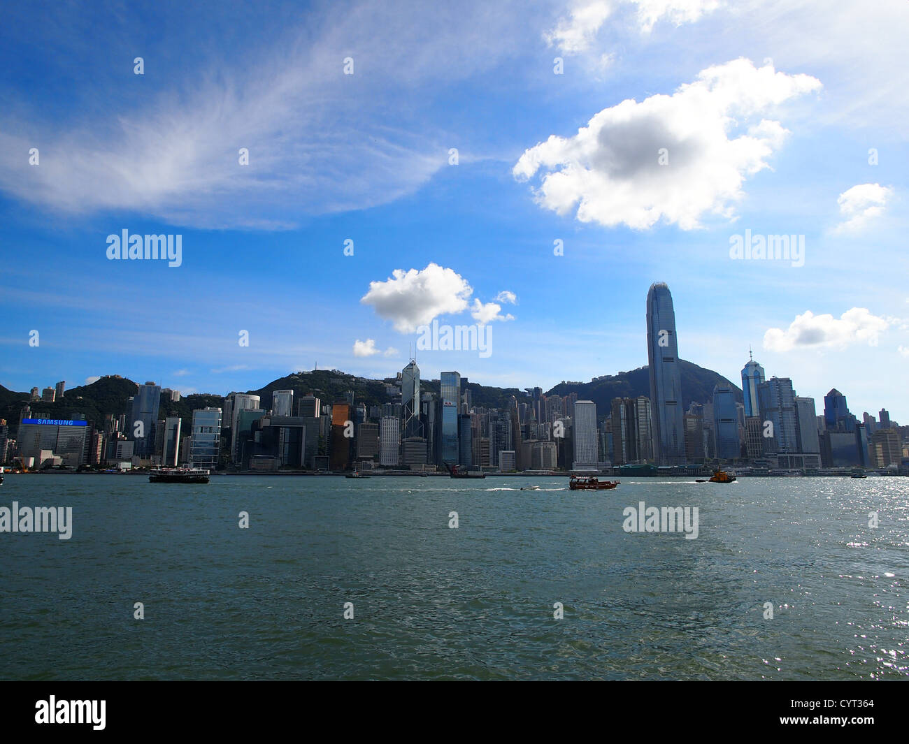 Hong Kong Skyline in der Tageszeit, zu schießen, von Tsim Sha Tsui Stockfoto