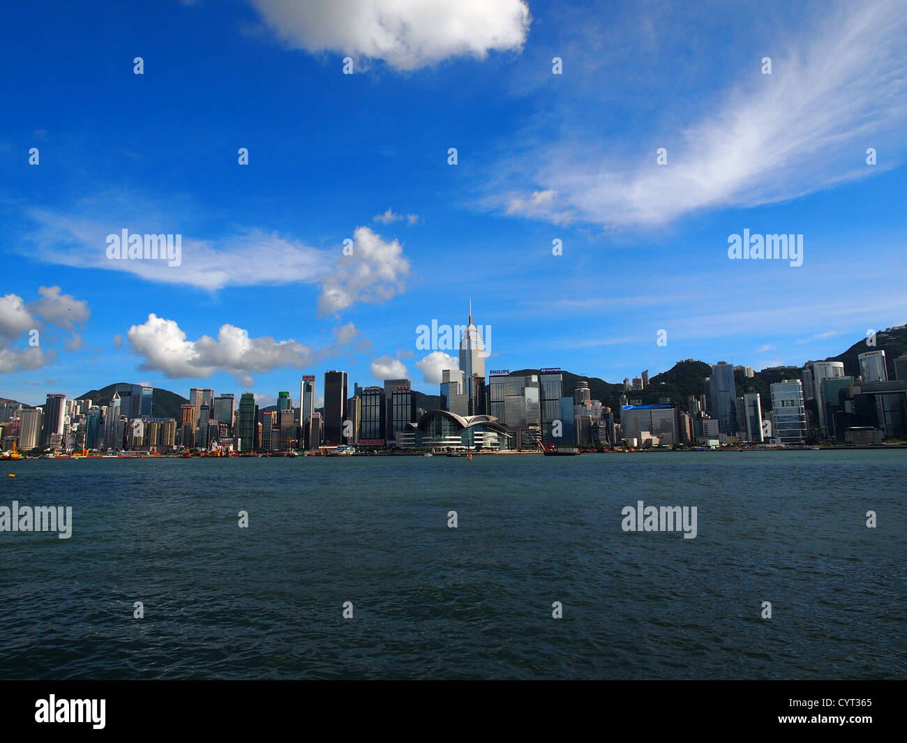 Hong Kong Skyline in der Tageszeit, zu schießen, von Tsim Sha Tsui Stockfoto