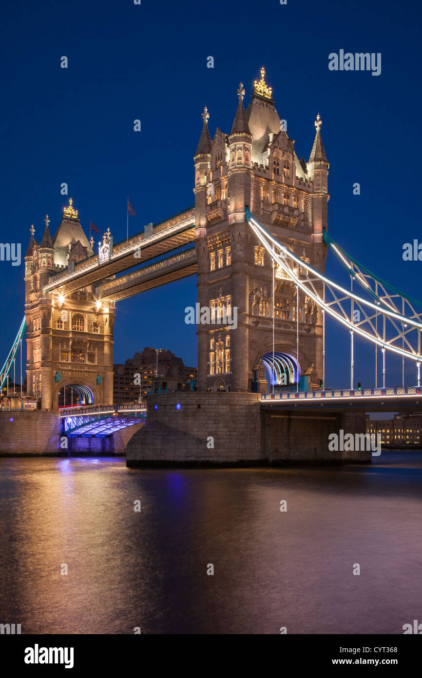 Dämmerung über die Tower Bridge und der Themse, London, England, UK Stockfoto
