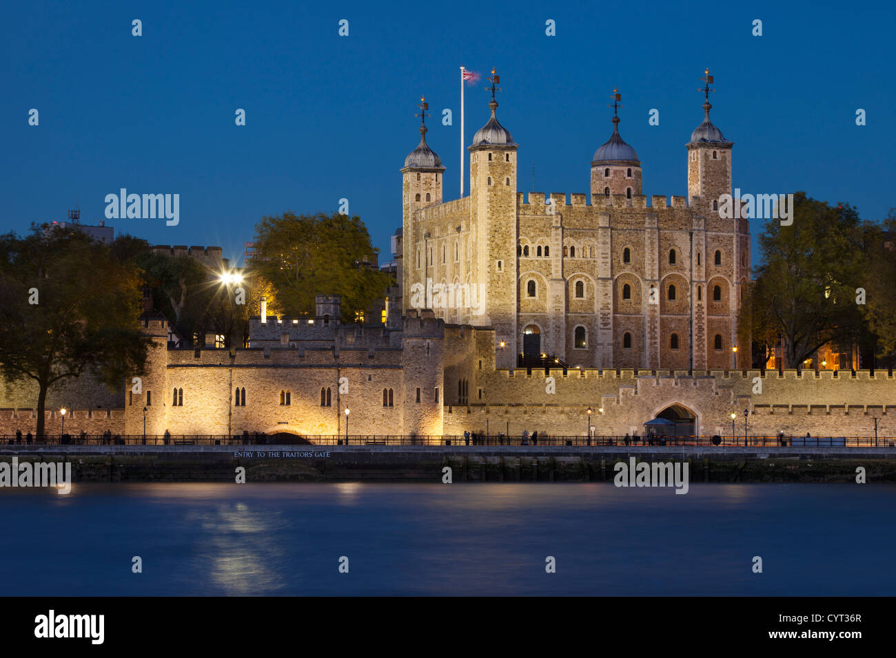 Tower von London betrachtet über die Themse, London England, UK aus. Stockfoto