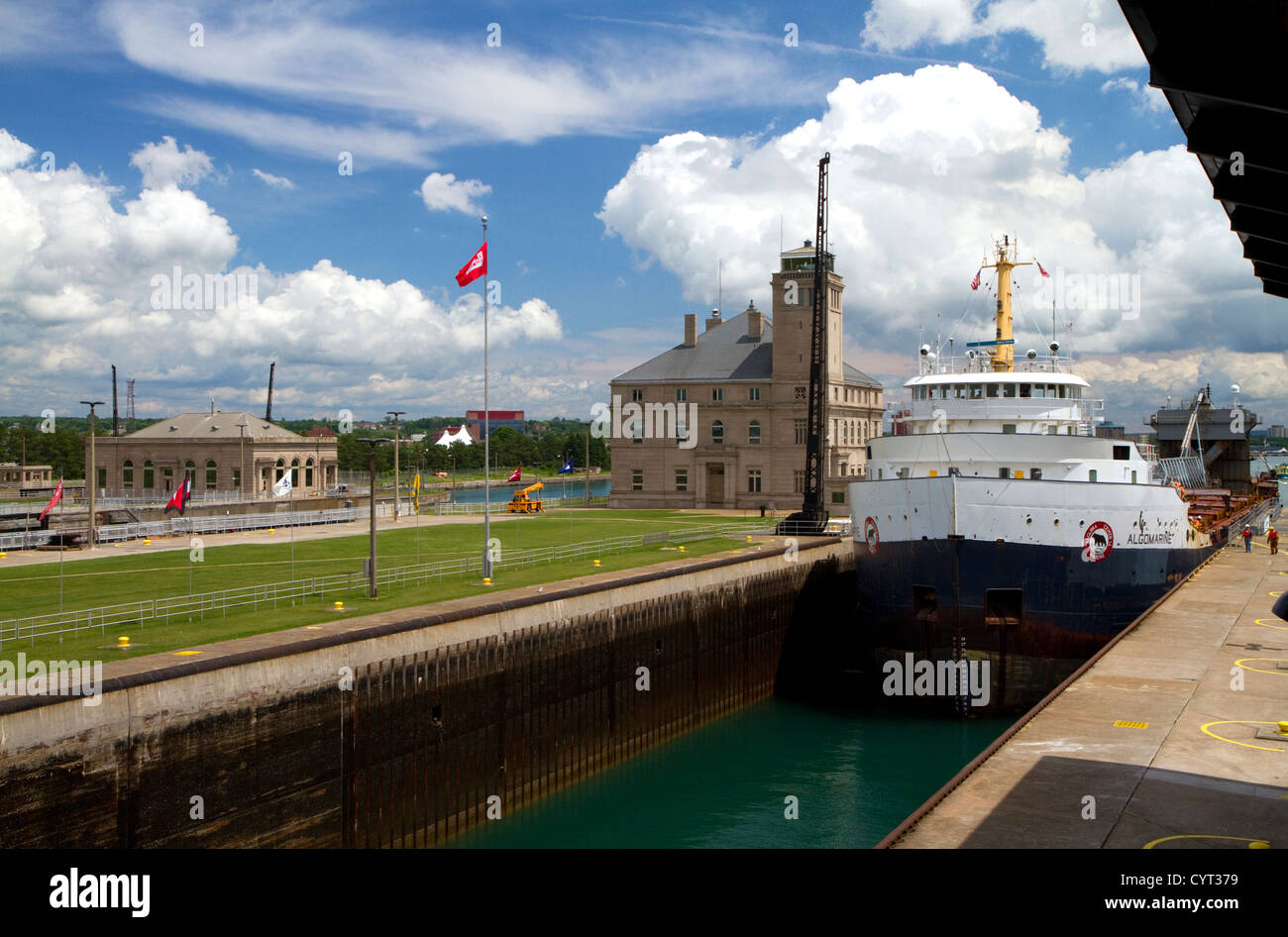 Die Algomarine Masse Transportschiff an so Schleusen in Sault Sainte Marie, Michigan, USA. Stockfoto