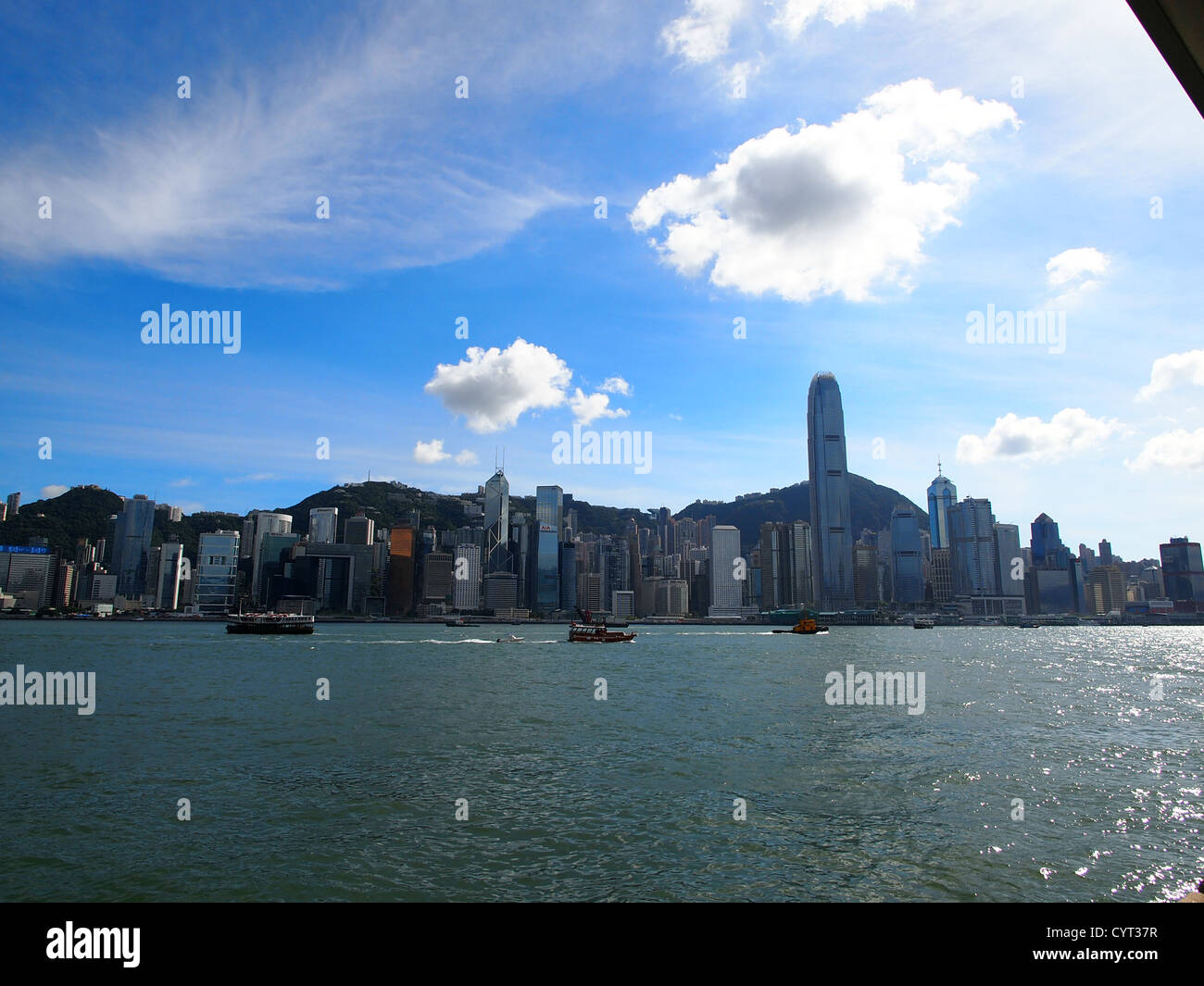 Hong Kong Skyline in der Tageszeit, zu schießen, von Tsim Sha Tsui Stockfoto
