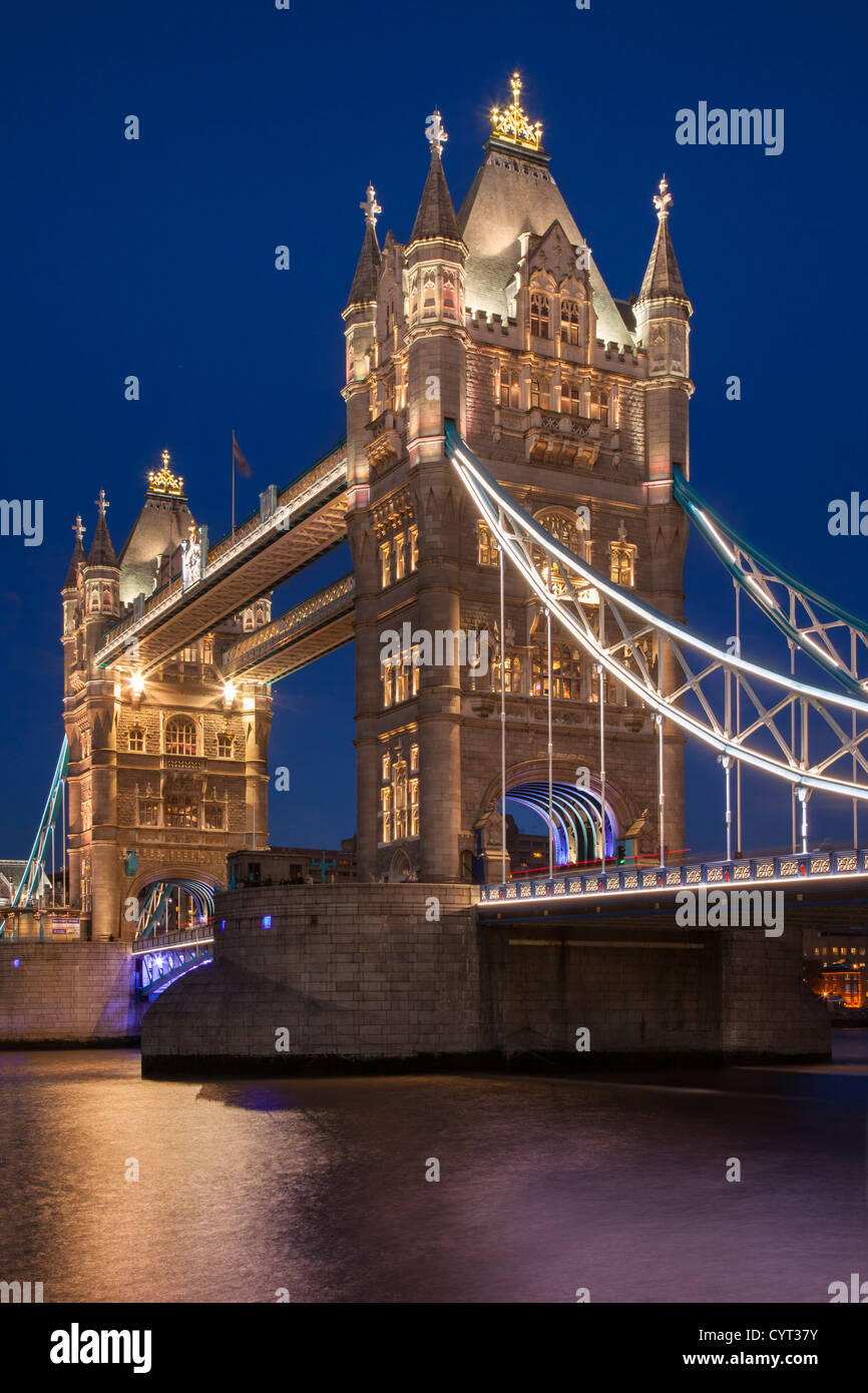 Dämmerung über die Tower Bridge und der Themse, London, England, UK Stockfoto