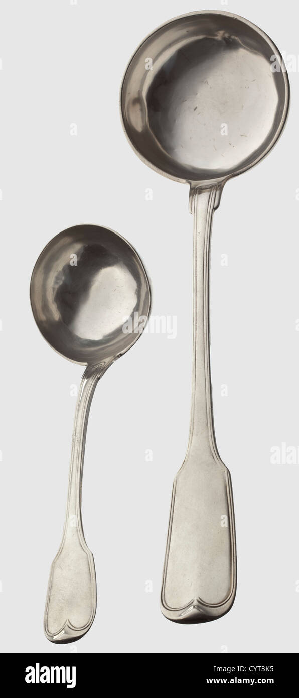 König Ludwig II. Von Bayern(1845 - 1886),zwei silberne Suppenpfannen aus dem königlichen Tischdienst des Hofjuweliers Eduard Wollenweber,München um 1864.große und kleine Versionen.Silber, 'Augsburger-Faden'-Verzierung.jeder Griff ist mit einem Spiegelmonogramm 'L' unter einer bayerischen Königskrone eingraviert, das dem Monogramm des Sonnenkönigs Ludwig XIV ähnelt.einer von ihnen hat Ein abgenutztes 'Wollenweber'-Meisterzeichen und ein '64'-Kennzeichen der Stadt München, und das andere ein abgenutztes '6?'-Kennzeichen der Stadt München. Und die Reste eines Monogramms.Längen 34 und 23 cm.Gewichte 261 und 105 ,Zusatzrechte-Abfertigung-nicht verfügbar Stockfoto