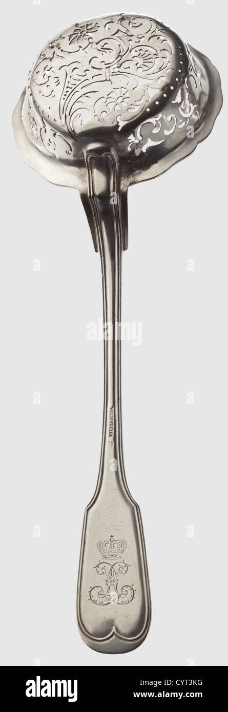 König Ludwig II. Von Bayern(1845-1886), ein Silberzuckerregner aus dem königlichen Tischdienst des Hofjuweliers Eduard Wollenweber, München um 1860. Silber mit Augsburger-Faden-Verzierung. Der Griff ist mit einem Spiegel-Monogramm 'L' unter einer bayerischen Königskrone eingraviert, das dem Monogramm des Sonnenkönigs Ludwig XIV. Ähnelt Ein 'Wollenweber'-Meisterzeichen und ein abgenutztes Wahrzeichen der Stadt München. Feines Blumenmuster, perforierte Löffelschale. Länge 23 cm. Gewicht 92 g. Sehr schöner Zustand,historisch,historisch,19. Jahrhundert,Bayern,Bayern,Deutschland,Süd,Zusatzrechte-Clearences-nicht vorhanden Stockfoto