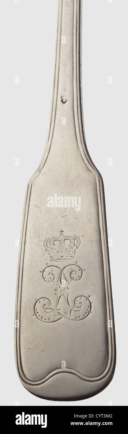 König Ludwig II. Von Bayern(1845 - 1886),zwei silberne Suppenpfannen aus dem königlichen Tischdienst des Hofjuweliers Eduard Wollenweber,München um 1864.große und kleine Versionen.Silber, 'Augsburger-Faden'-Verzierung.jeder Griff ist mit einem Spiegelmonogramm 'L' unter einer bayerischen Königskrone eingraviert, das dem Monogramm des Sonnenkönigs Ludwig XIV ähnelt.einer von ihnen hat Ein abgenutztes 'Wollenweber'-Meisterzeichen und ein '64'-Kennzeichen der Stadt München, und das andere ein abgenutztes '6?'-Kennzeichen der Stadt München. Und die Reste eines Monogramms.Längen 34 und 23 cm.Gewichte 261 und 105 ,Zusatzrechte-Abfertigung-nicht verfügbar Stockfoto