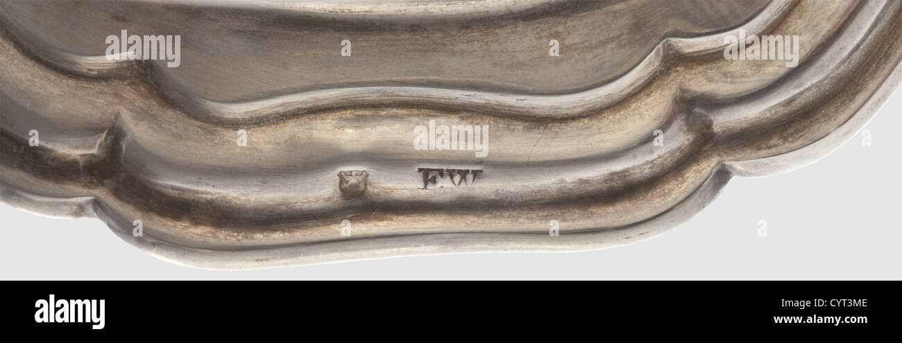 König Ludwig II. Von Bayern(1845 - 1886),ein silbernes Saucenboot aus dem königlichen Tischdienst des Hofjuweliers Eduard Wollenweber, München um 1870/80.Silber mit dreifach gerändertem Rand und einem eingekerbten Griff mit Zierblättern.unter einer bayerischen Königskrone befindet sich ein Spiegelmonogramm 'L', das dem Sonnenmonogramm ähnelt König Ludwig XIV., eingraviert auf der Rückseite des Griffs.Silber vergolden, unter dem Einsatz gedreht (an einer Stelle lose).'Wollenweber' Meistermarke und das 'Münchner Kindl' Markenzeichen.die abgestufte Basis ist mit 'E.W.' gekennzeichnet und hat eine andere Stadt,Additional-Rights-Clearences-not available Stockfoto