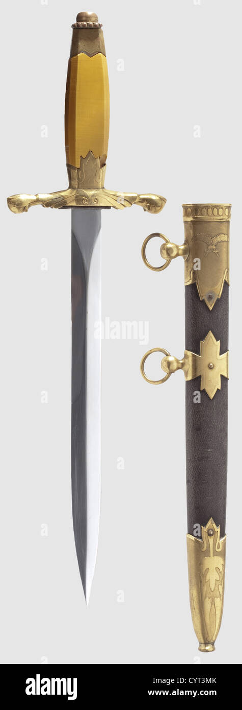 Ein Modell 1934 Dolch für Diplomaten, der Sowjetunion vernickelte Klinge.Messing Griff mit Resten der Vergoldung und einem Hammer und Sichel auf dem Knauf.Gelber Kunststoff Griff (beschädigt).Schwarze Leder-bezogene Scheide.die vergoldeten Scheidezapfen Befestigungen sind mit sowjetischen Waffen und einem diplomatischen Emblem in Form von gekreuzten Palmwedeln geätzt.Länge 31.5 cm.Vgl.'Kabinett des Ruhmes' im Außenministerium in Moskau.EIN ähnlicher Dolch wurde zusammen mit der Uniform von Außenminister Kolontay ausgestellt.A.Kulinsky,Russische Blankwaffen,(Russische bewehrte Waffen)Atlant 2005.S. 406,Additional-Rights-Clearences-not available Stockfoto