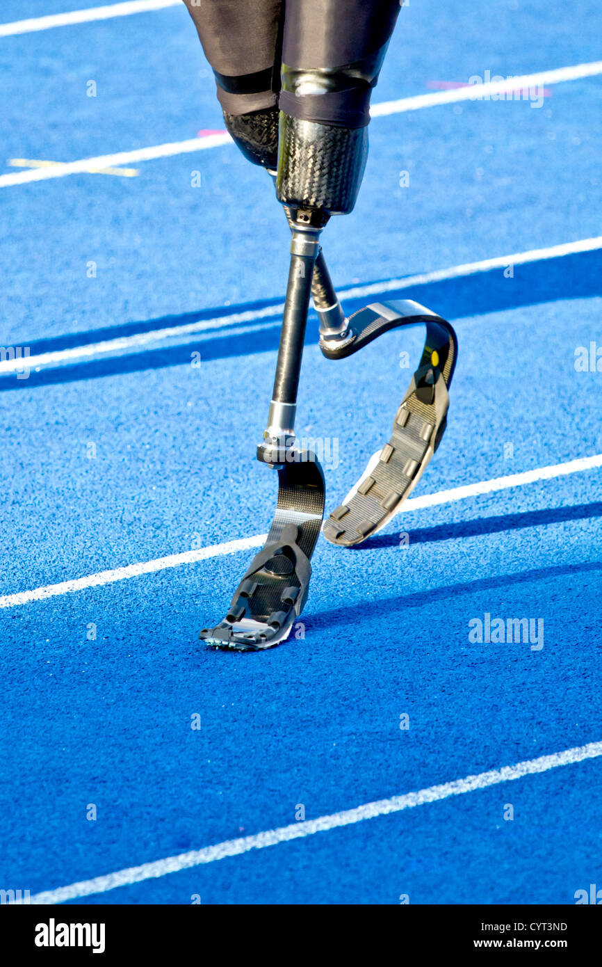 Sportler mit Handicap geht an den start Stockfoto