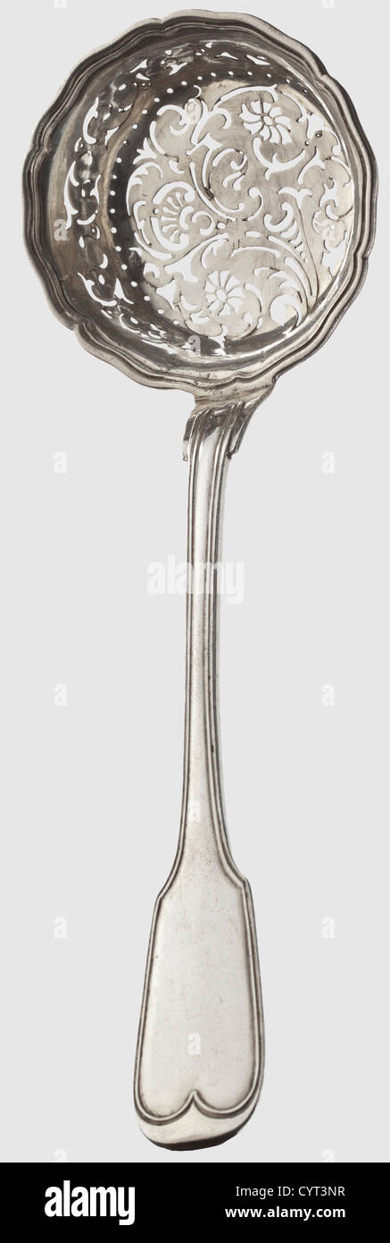 König Ludwig II. Von Bayern(1845-1886), ein Silberzuckerregner aus dem königlichen Tischdienst des Hofjuweliers Eduard Wollenweber, München um 1860. Silber mit Augsburger-Faden-Verzierung. Der Griff ist mit einem Spiegel-Monogramm 'L' unter einer bayerischen Königskrone eingraviert, das dem Monogramm des Sonnenkönigs Ludwig XIV. Ähnelt Ein 'Wollenweber'-Meisterzeichen und ein abgenutztes Wahrzeichen der Stadt München. Feines Blumenmuster, perforierte Löffelschale. Länge 23 cm. Gewicht 92 g. Sehr schöner Zustand,historisch,historisch,19. Jahrhundert,Bayern,Bayern,Deutschland,Süd,Zusatzrechte-Clearences-nicht vorhanden Stockfoto