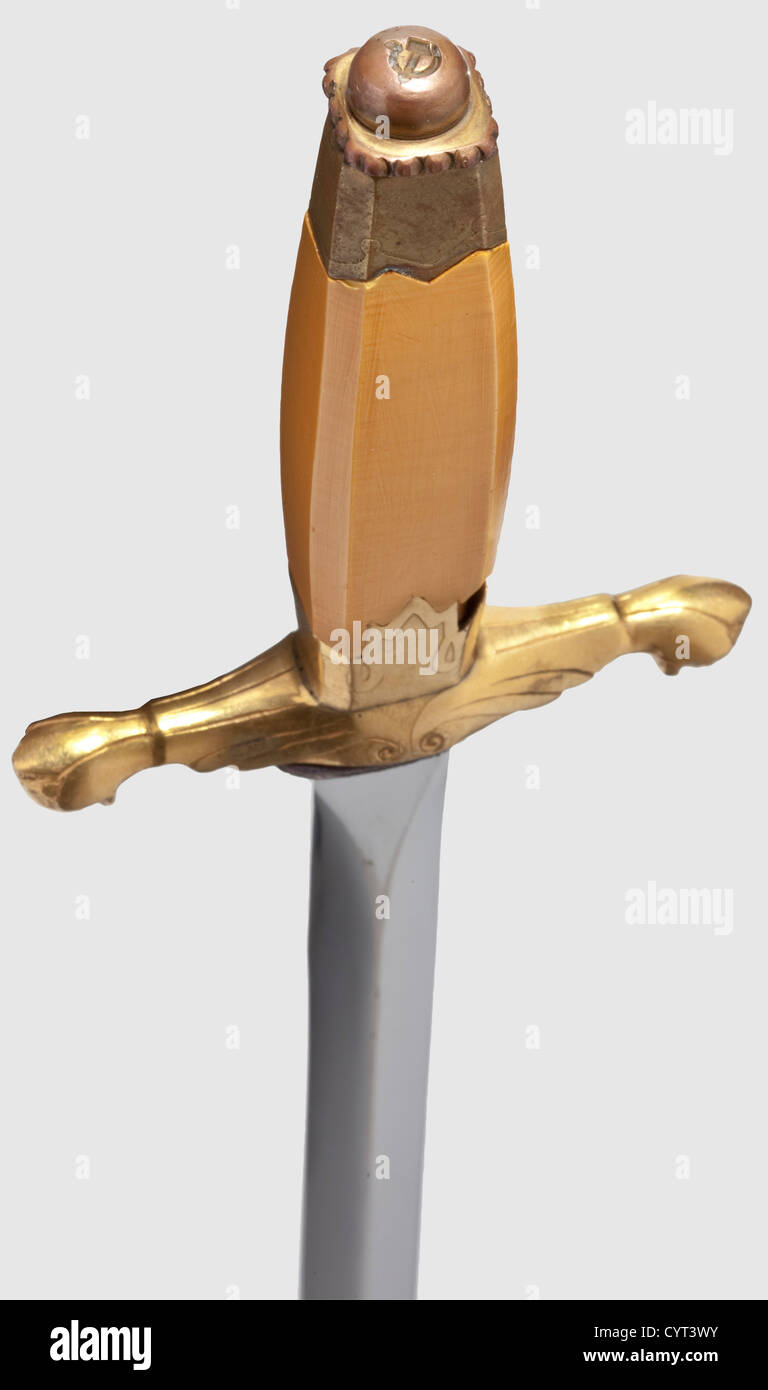 Ein Modell 1934 Dolch für Diplomaten, der Sowjetunion vernickelte Klinge.Messing Griff mit Resten der Vergoldung und einem Hammer und Sichel auf dem Knauf.Gelber Kunststoff Griff (beschädigt).Schwarze Leder-bezogene Scheide.die vergoldeten Scheidezapfen Befestigungen sind mit sowjetischen Waffen und einem diplomatischen Emblem in Form von gekreuzten Palmwedeln geätzt.Länge 31.5 cm.Vgl.'Kabinett des Ruhmes' im Außenministerium in Moskau.EIN ähnlicher Dolch wurde zusammen mit der Uniform von Außenminister Kolontay ausgestellt.A.Kulinsky,Russische Blankwaffen,(Russische bewehrte Waffen)Atlant 2005.S. 406,Additional-Rights-Clearences-not available Stockfoto