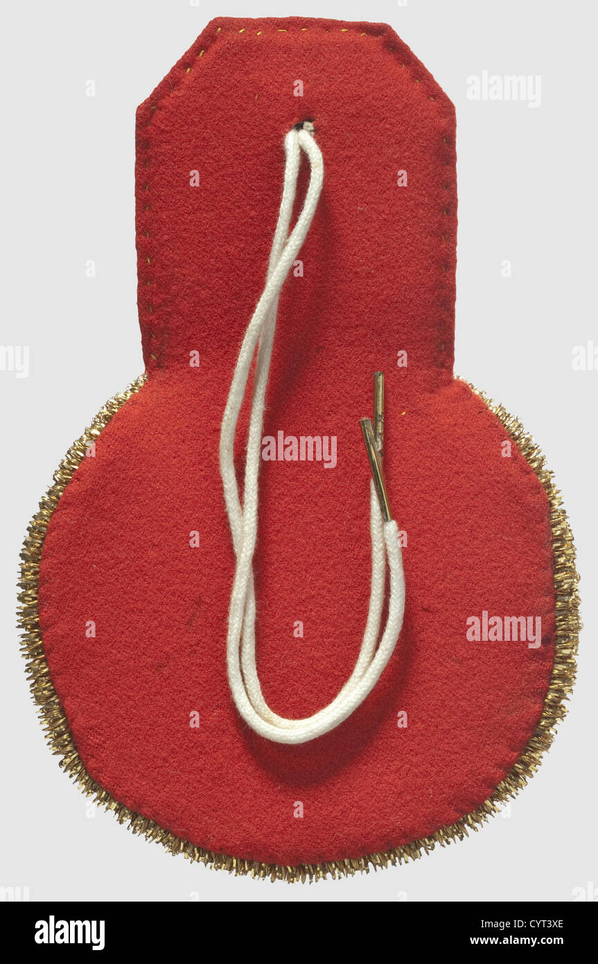 Ein russisches Schulterpärchen für einen Poruchik des 27. Schützenregiments, um 1910 Rote Felder, Goldhalbmonde, gesticktes Gold '27', drei silberne Sterne (ein Stern nicht original), rote Verkleidung. Im Lieferumfang ist die schützende Holzkiste enthalten. Guter Zustand, historisch, historisch, 1910er, 20. Jahrhundert, Objekt, Objekte, Stills, Ausschneiden, Ausschneiden, Ausschneiden, Ausschnitte, Schulterklappen, Schulterklappen, Rangabzeichen, Rangabzeichen, Uniform, Uniformen, Detail, Details, Stück, Stück, Zubehör, Accessoires, Dekorationen, Additional-Rights-Clearences-not available Stockfoto