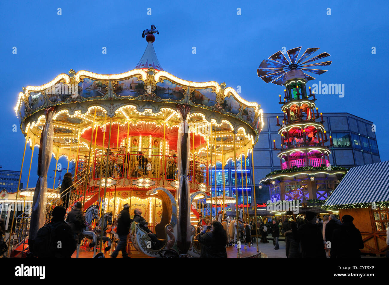 Weihnachtsmarkt mit Karussell und Weihnachtspyramide aus dem Erzgebirge, Erzgebirge, Alexanderplatzes, Berlin Stockfoto