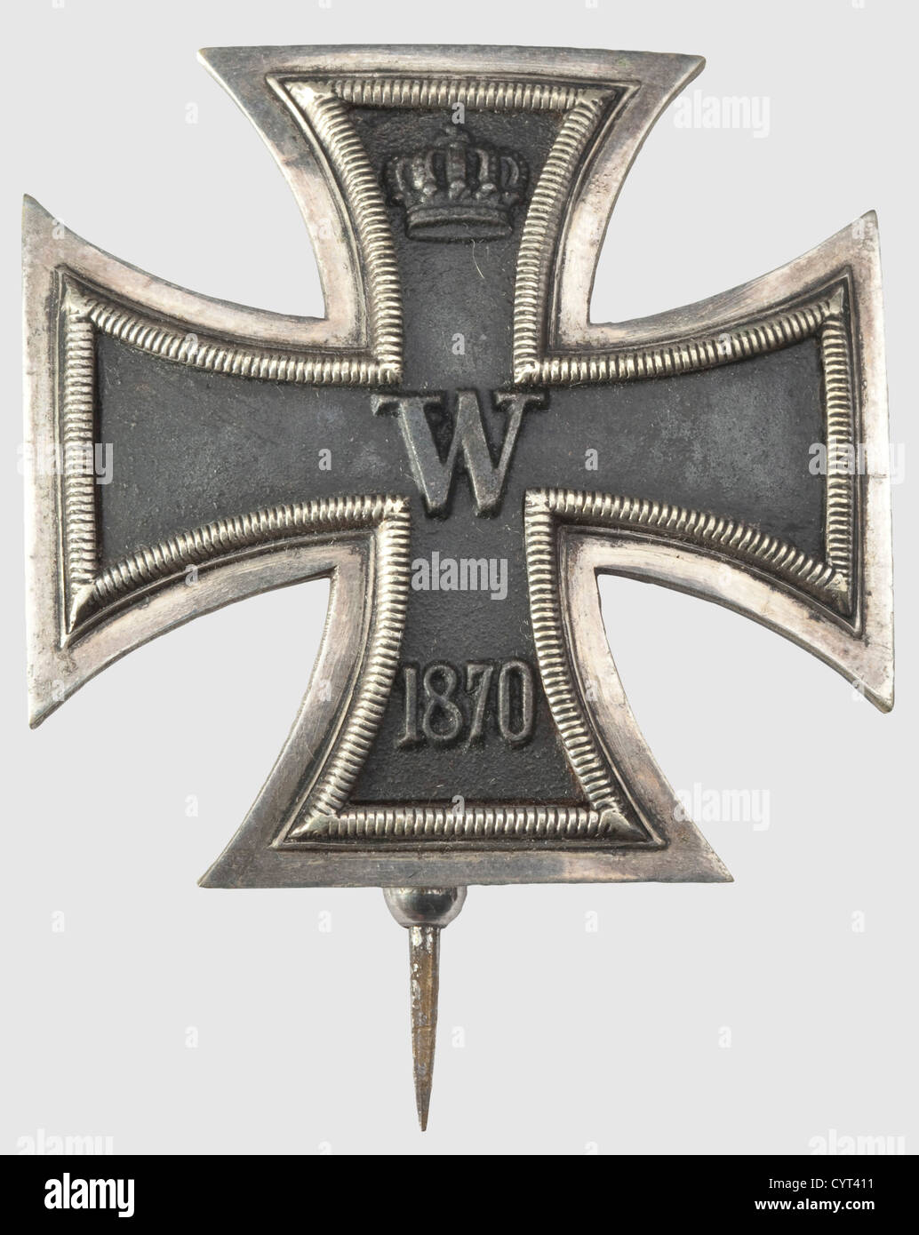 Ein Iron Cross 1870, 1. Klasse Convex Edition mit geschwärztem Eisenkern in einem silbernen Rahmen. Keine Kennzeichen auf der Rückseite, variantenes Stiftsystem mit langem senkrechten Drahtstift mit Sicherheitsverschluss. Schwarzes Etui mit konvexem Kissen aus blauem/violettem Samt. Wahrscheinlich einzigartig von einem Juwelier nach Wunsch eines Kunden gemacht. Mit ihm ein Gutachten von Niemann,historisch,historisch,19. Jahrhundert,Medaille,Dekoration,Medaillen,Dekorationen,Ehrenabzeichen,Ehrenabzeichen,Ehrenabzeichen,Ehrenabzeichen,Objekt,Objekte,Stills,Ausschneiden,Ausschneiden,Ausschneiden,Zusatzrechte-Clearences-nicht vorhanden Stockfoto