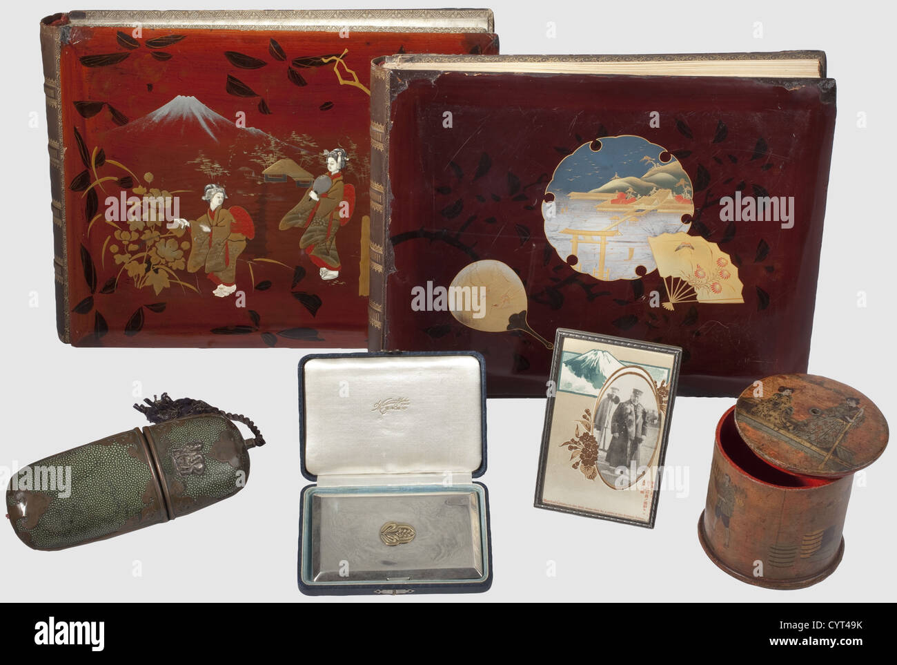 Vermächtnis von Marineleutnant Johannes Jantzen in Japan,zwei lackierte Fotoalben,eine Präsentation Zigarettenetui,dekorative Boxen EIN lackiertes Fotoalbum mit einem Lederrücken überzogen mit Bildern und Dekorationen(Ecken gebeult und neu lackiert). Fünfzig großformatige farbige Fotos mit Ansichten von Japan, wie Tempel, Leben auf dem Land, und Häuser. Ein weiteres ähnliches lackiertes Fotoalbum, mit 60 Fotos, Ansichtskarten und Buchstaben in verschiedenen Größen, einige farbig. Albumabmessungen 37 x 27 cm. Eine silberne Zigarettenetui, in einem passenden Lederetui, Präsen, Additional-Rights-Clearences-nicht verfügbar Stockfoto