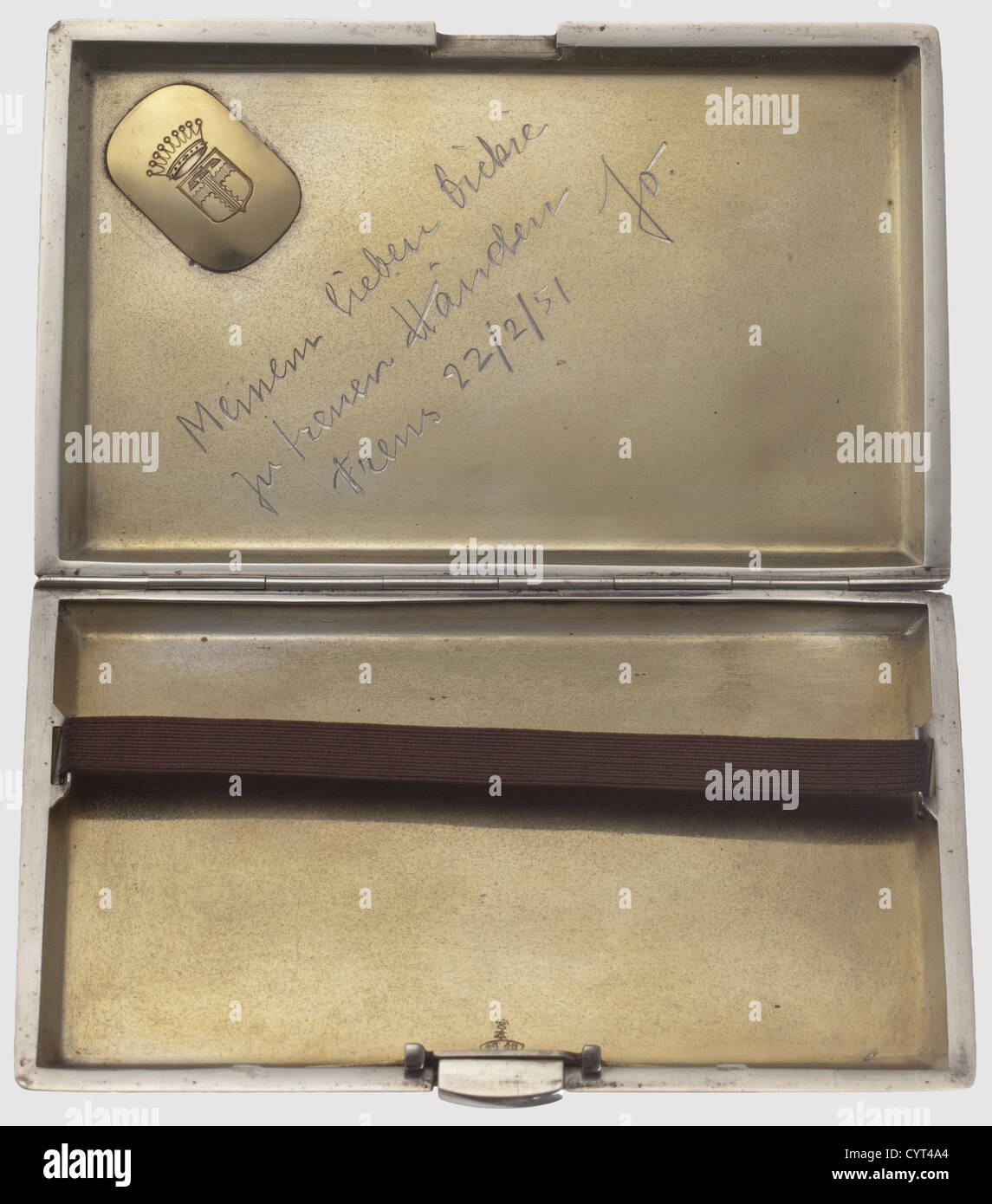 Vermächtnis von Marineleutnant Johannes Jantzen in Japan,zwei lackierte Fotoalben,eine Präsentation Zigarettenetui,dekorative Boxen EIN lackiertes Fotoalbum mit einem Lederrücken überzogen mit Bildern und Dekorationen(Ecken gebeult und neu lackiert). Fünfzig großformatige farbige Fotos mit Ansichten von Japan, wie Tempel, Leben auf dem Land, und Häuser. Ein weiteres ähnliches lackiertes Fotoalbum, mit 60 Fotos, Ansichtskarten und Buchstaben in verschiedenen Größen, einige farbig. Albumabmessungen 37 x 27 cm. Eine silberne Zigarettenetui, in einem passenden Lederetui, Präsen, Additional-Rights-Clearences-nicht verfügbar Stockfoto