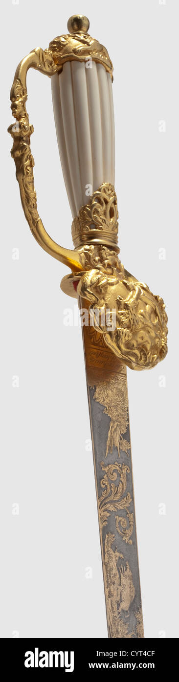 Ein deutscher zeremonieller Jagdaufhänger, um 1800 Einkantige Klinge aus Damaststahl mit Jagdszenen, beidseitig geätzt und vergoldet.auf der Vorderseite mit der Aufschrift "Eisenhauer Schlagfrei" und auf der Rückseite mit der Aufschrift "J.A.Henckels Solingen".auf der Rückseite ist die verzierte Klinge mit der Aufschrift "Damaststahl" und Jagdszenen versehen.Feuervergoldeter Messinggriff mit tief geschnittenen Ornamentmustern.Elfenbeingriff.A Schwarze Lederscheide mit dekorativen, feuervergoldeten Befestigungen. In fast neuem Zustand. Länge 51 cm. EIN Jagdhaken in atemberaubender Qualität, mit einer Damaszenklinge, Zusatzrechte-Abfertigung-nicht verfügbar Stockfoto