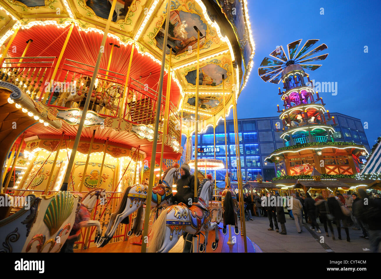 Weihnachtsmarkt mit Karussell und Weihnachtspyramide aus dem Erzgebirge, Erzgebirge, Alexanderplatzes, Berlin Stockfoto