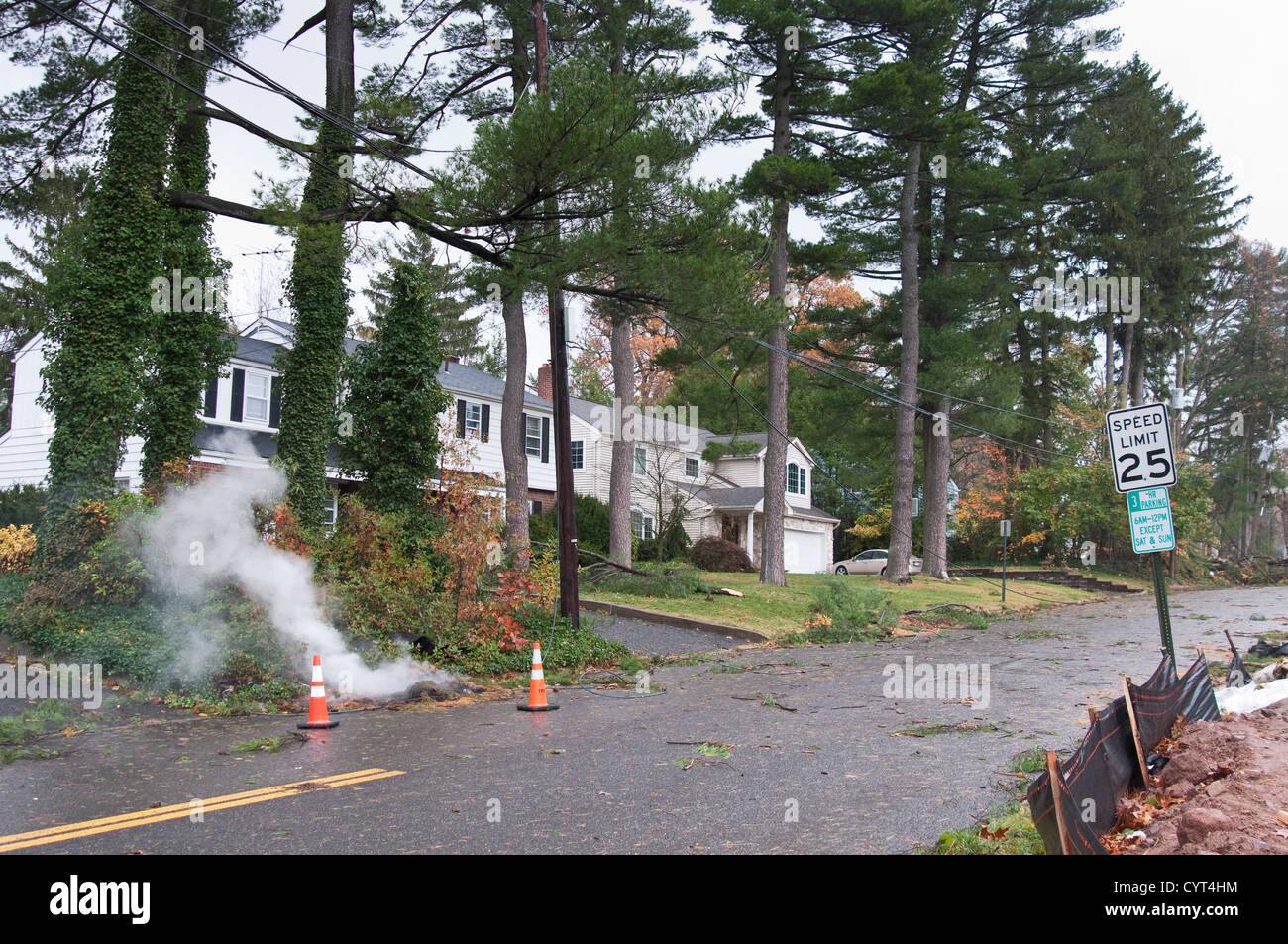 Ein gefährlicher Stromkabel bleibt live und hängt Rauchen auf der Straße nach dem Hurrikan Sandy New Jersey USA in Okt 2012 Hit Stockfoto