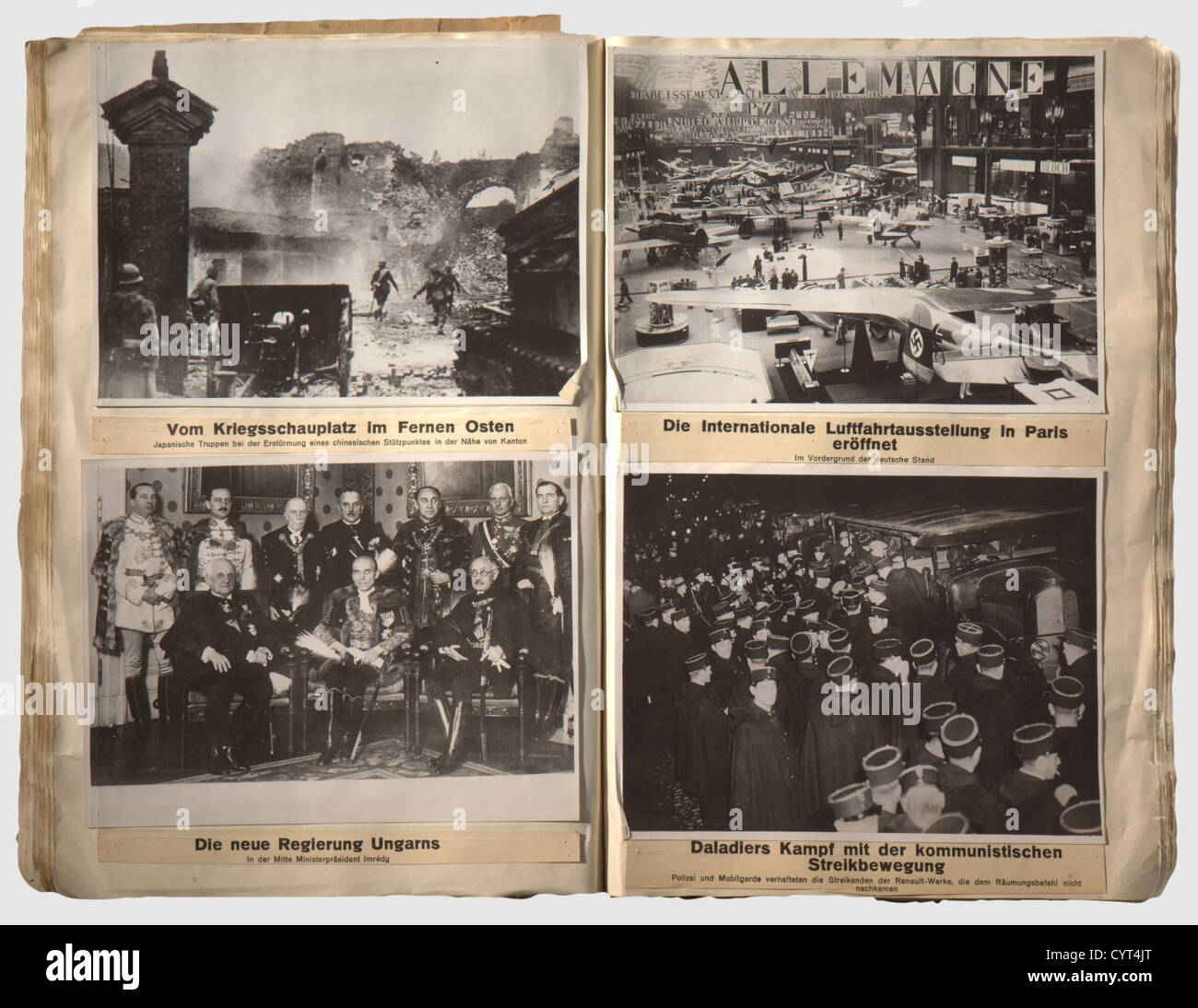Vier Fotoalben einer Fotoagentur im 3. Reich,großformatige Bilder mit Beschreibungen vier großformatige Fotoalben (30 x 43 cm) mit insgesamt ca. 730 Pressefotos von hervorragender Qualität, meist in 18 x 24 cm Größe, eingeklebt und kommentiert. Sehr beeindruckende Fotos aus der Zeit des Dritten Reiches, mit politischen, militärischen (Kampagnen gegen Polen, Frankreich, etc.), Kunst, Sport und Film-Bilder. Inspektion empfohlen. Eine interessante Gruppierung mit hochwertigen Fotos,historisch,historisch,Menschen,1930er,20th century,NS,Nationalsozialismus,Nationalsozialismus,T,Zusatzrechte-Clearences-nicht verfügbar Stockfoto