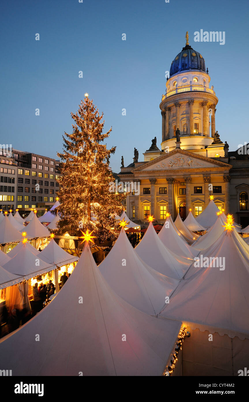 Winterzauber, Weihnachtszauber, Weihnachtsmarkt am Gendarmenmarkt quadratisch, Deutscher Dom Kathedrale, Berlin, Deutschland, Europa Stockfoto